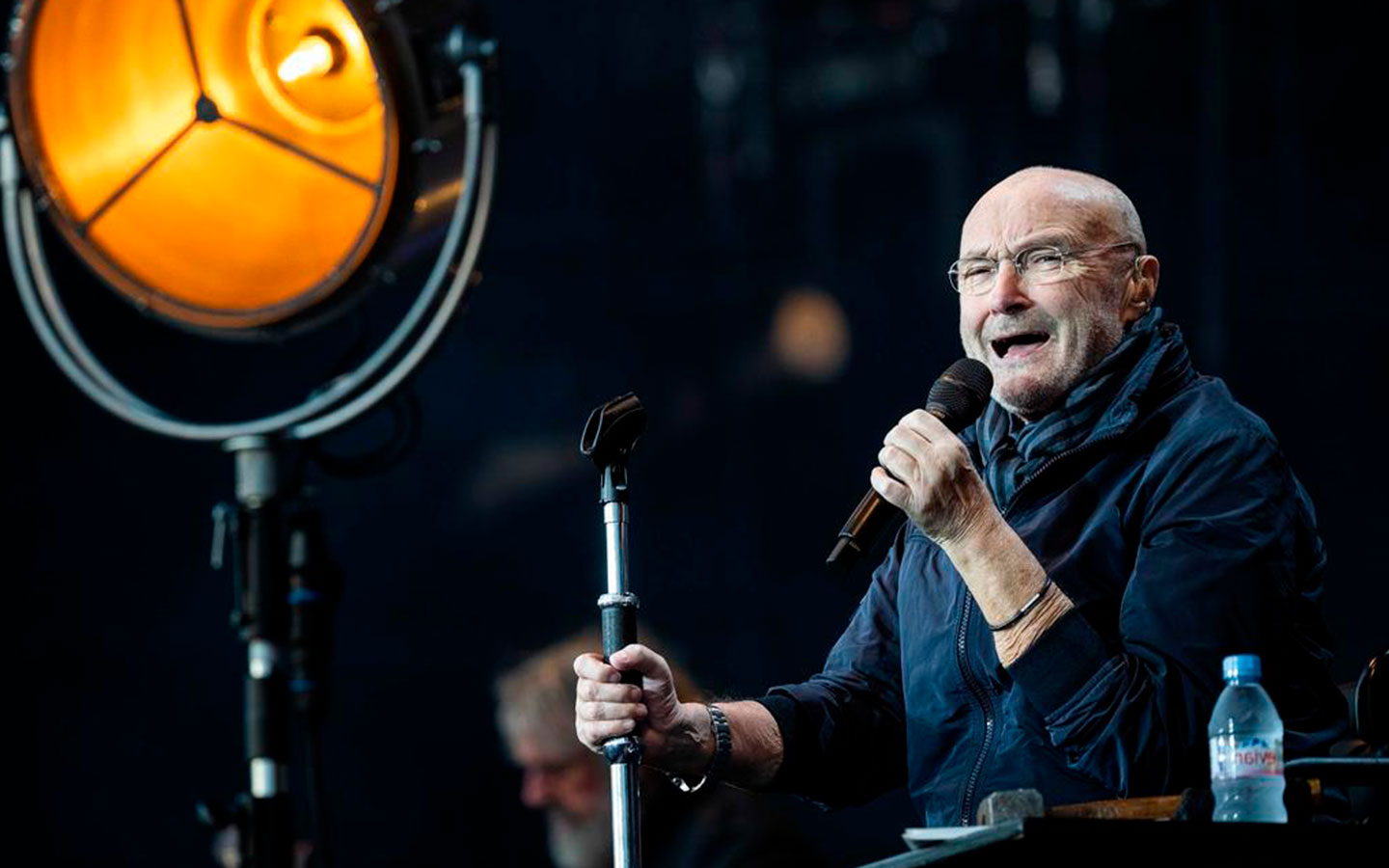 Phil Collins apenas puede sostener las baquetas de la batería por problemas de salud