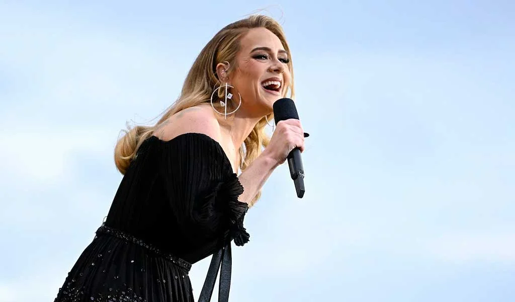 Adele firmó el vestido de novia de una fanática en pleno concierto: «Recuerdo de por vida»