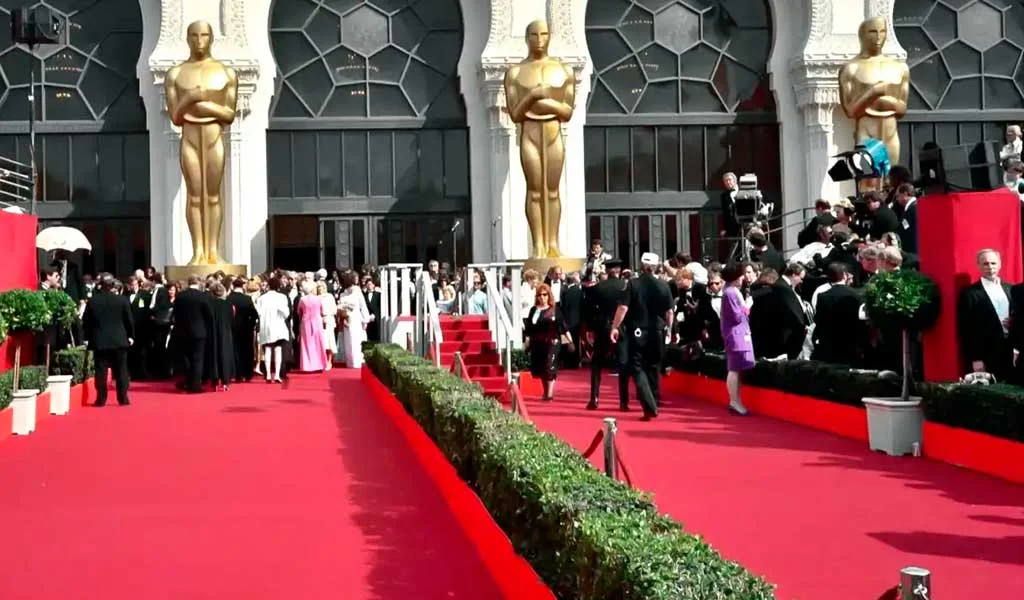 Oscar 2023: ¿por qué la alfombra de los premios cambió de color rojo a champán?