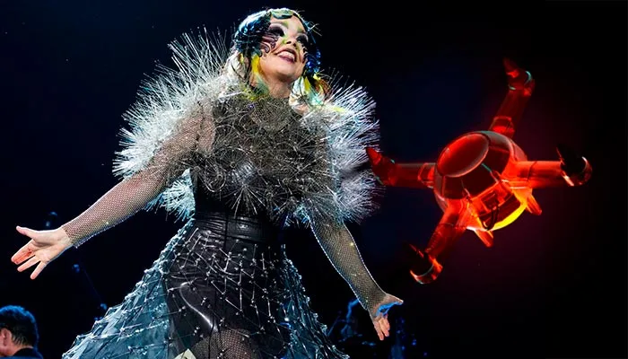 Björk brindó un espectacular show con más de 800 drones en Coachella 2023