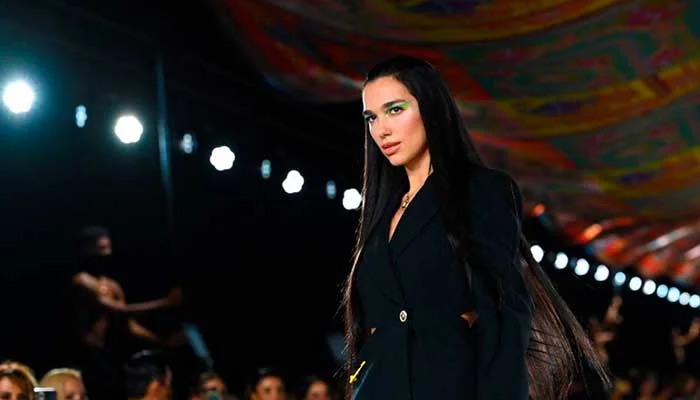 Dua Lipa se lanza como diseñadora de moda con la ayuda de Versace