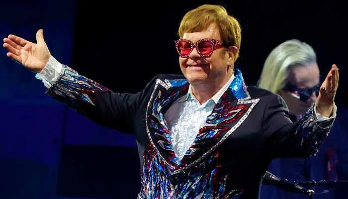 Elton John fue hospitalizado después de un accidente en su hogar