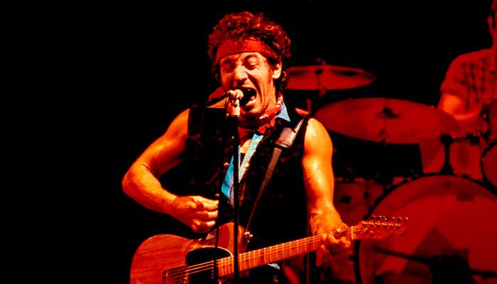 Celebrando 39 años de éxito: Bruce Springsteen y su icónico «Born in the U.S.A.» en la cima