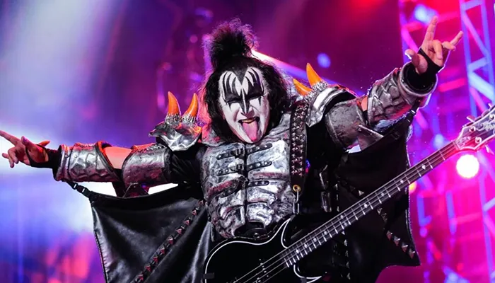 Gene Simmons de Kiss sorprende con su peculiar interpretación de Macarena