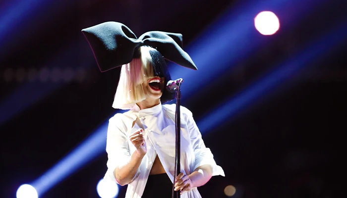 Sia anuncia que se someterá a una liposucción para mejorar su autoestima